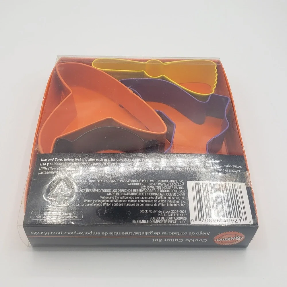 Wilton Halloween METAL‎ Cookie Cutter Set 4 (Witchbroom,Boot,Cauldron,Hat)